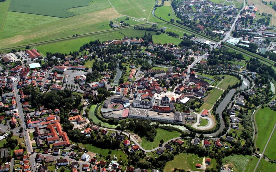 Festungssoldat führt durch die Wasserfestung Ziegenhain