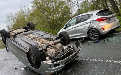 VW überschlägt sich nach Fahrfehler – Polo rutscht in Gegenverkehr