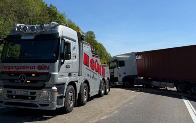 A 7: Sattelzug schleudert quer über die Fahrbahn