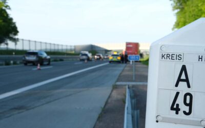 A 49: Sattelzug rammt Sperrfahrzeug