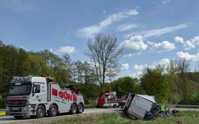 WMK: Lkw kippt auf der B 400 um; Autofahrer fährt in Werra; u. a.