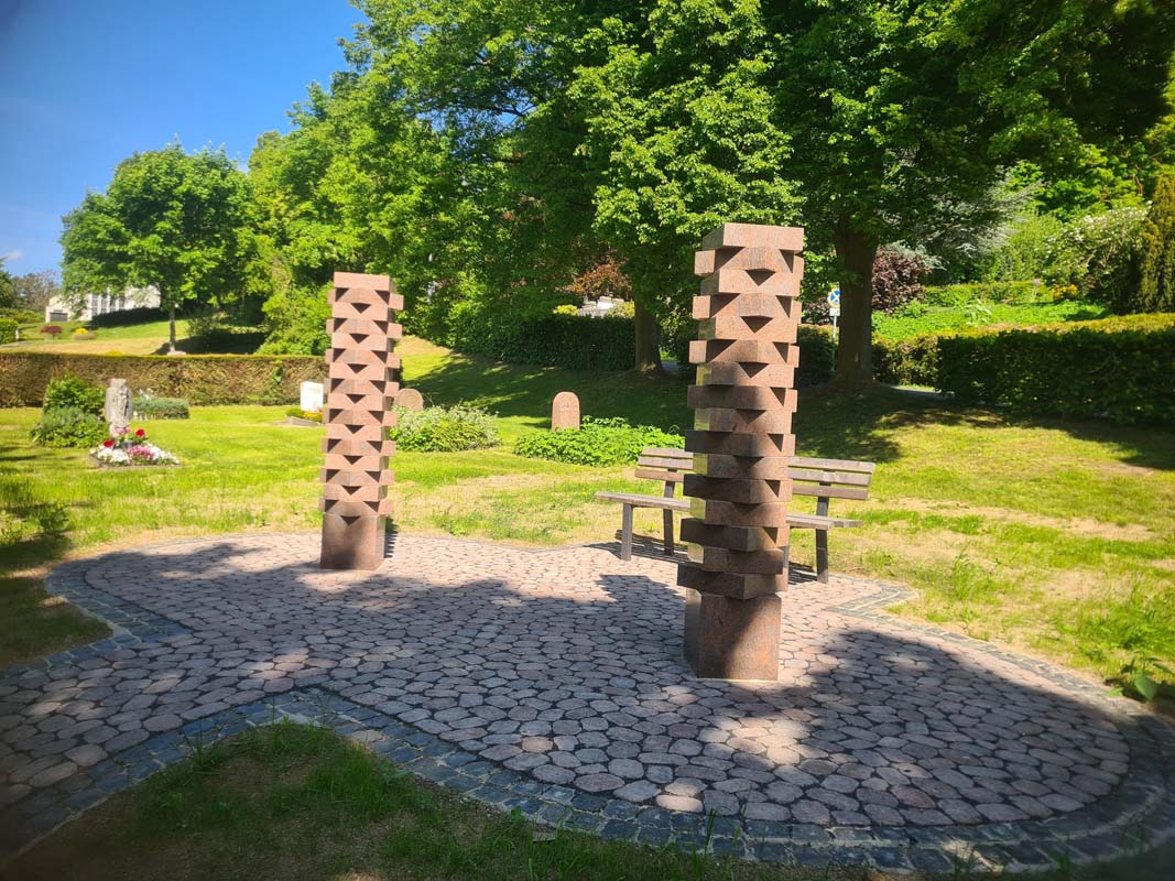 🎉 Gute Nachrichten aus Homberg! Das Freibad Erleborn bekommt neue Spielgeräte – dank eurer Stimmen! 🛝 Das Spielhaus, der Balancierbalken und die Nestschaukel haben das Rennen gemacht. Und auch der beliebte Frosch feiert bald sein Comeback – restauriert und im Eingangsbereich! 🐸

🕊️ Ebenfalls neu: Zwei stilvolle Stelen auf dem Friedhof „Hinter dem Schloßberg“ ermöglichen weiterhin Urnenbestattungen mit namentlicher Erinnerung auf Gemeinschaftsgräbern.

#HombergEfze #FreibadErleborn #NeuesFürKinder #Friedhofskultur #GemeinschaftGestalten