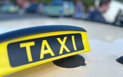 Kind wirft Flasche auf Taxi