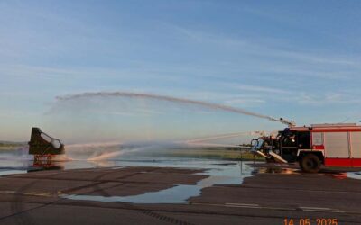Feuerwehrleute üben Einsatz bei Hubschrauberunfall
