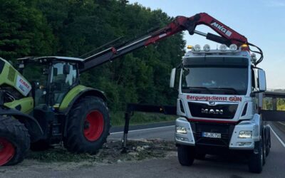 A 7: Traktor rollt unkontrolliert auf die Fahrbahn – Autofahrerin schwer verletzt