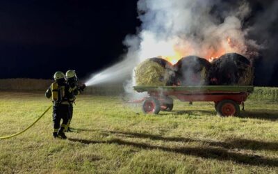 Heuballen in Brand: Nächtlicher Feuerwehreinsatz
