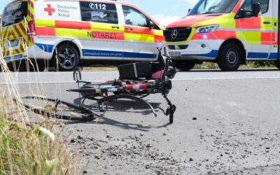 B 454: Radfahrer (90) bei Zusammenstoß mit Auto verletzt