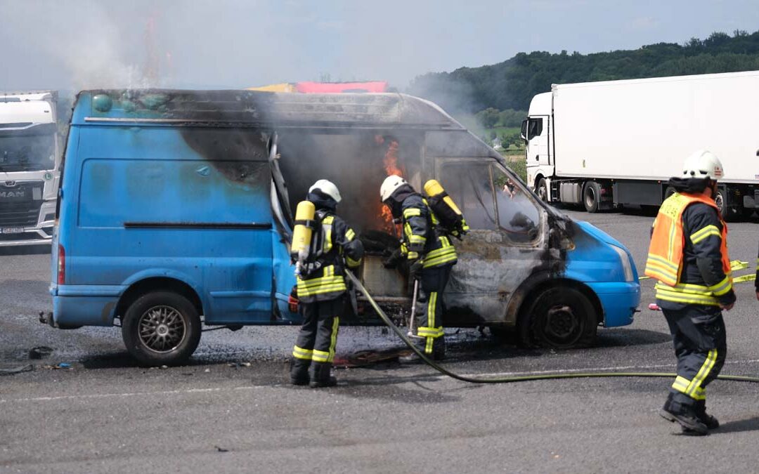 Fahrer verhindert Schlimmeres bei Fahrzeugbrand an Tankstelle