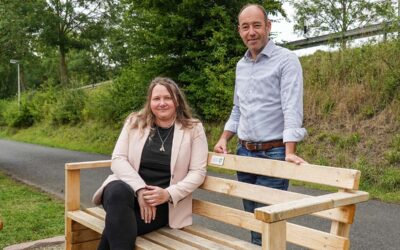 Neue Holzbank, um Energie zu tanken