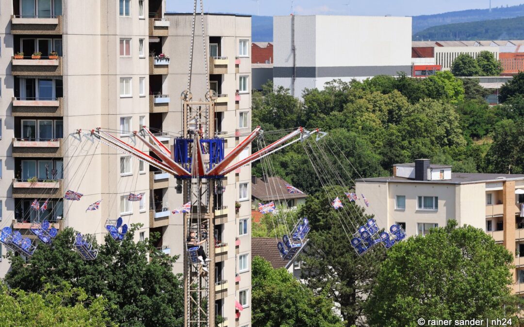 Riesenrad und Riesen-Kettenkarussell auf dem Stadtfest