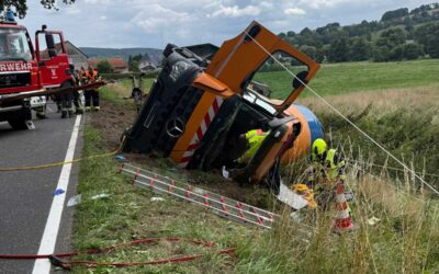 B 454: Betonmischer kippt um – Fahrer schwer verletzt