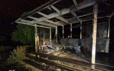 KS: Männer drohen mit Messern und Hütte auf Spielplatz brennt ab