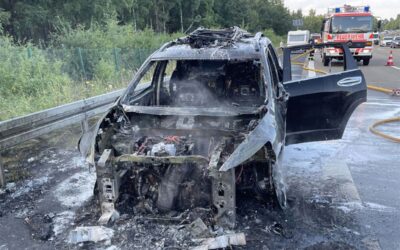 A 7: Wohnwagen-Gespann gerät in Brand