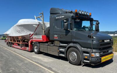 Polizei stoppt überbreiten Luxusjacht-Transport – SUV in Kassel gestohlen