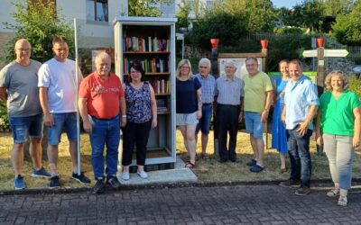 Bücherschrank in Holzburg offiziell eingeweiht