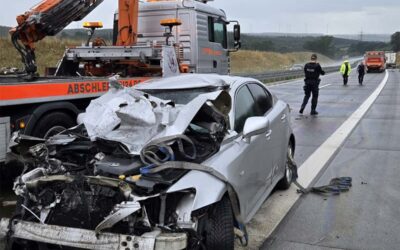 Sekundenschlaf auf der A 49 – Toyota prallt gegen Sattelauflieger