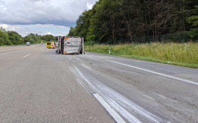 Sattelzug kippt auf A 7 in Neuenstein um – Fahrer schwer verletzt
