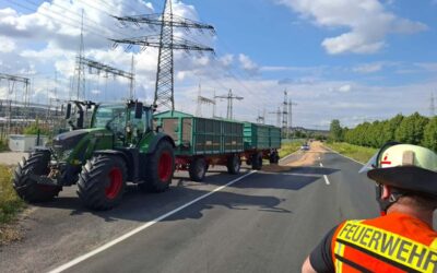 Feuerwehr reinigt Straße nach Getreideverlust – alkoholisierter Lkw-Fahrer ignoriert Sperrung