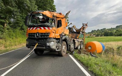 Aufwendige Lkw-Bergung nach Unfall auf der B 454