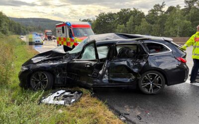 A 7: BMW prallt bei Regen gegen Sattelzug – Fahrer verletzt