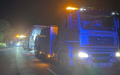 B 485: Drei Schwerverletzte bei Unfall mit Linienbus