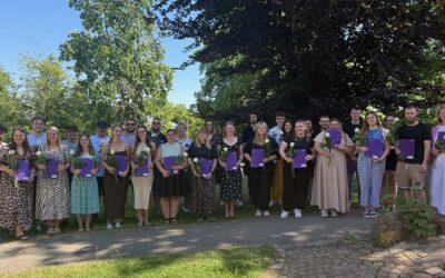 Absolventen feiern Ausbildungsabschluss auf dem Campus in Treysa