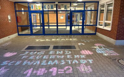 Buntes Wertemosaik auf dem Schulhof