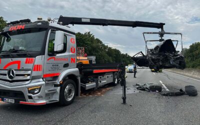SEK: Brennendens Auto; Vier Verletzte bei Unfall auf A 7
