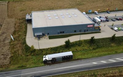 Sattelzug kippt in Straßengraben – Fahrer bleibt unverletzt