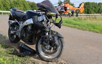 Motorradfahrer und Sozius bei Unfall verletzt