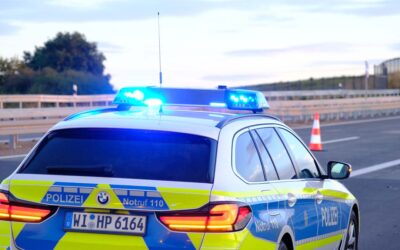 Rückwärtsfahrt auf der A 49: Sattelzug verursacht Auffahrunfall