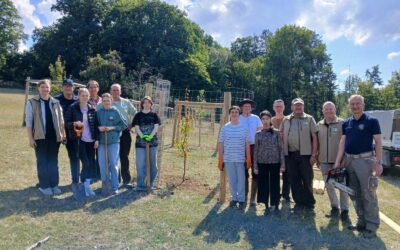 Lions Club Schwalmstadt und blinde Schüler engagieren sich im Wildpark Knüll