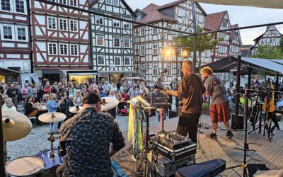 „Garden of Delights“ begeistern beim Homberger Nachtmarkt
