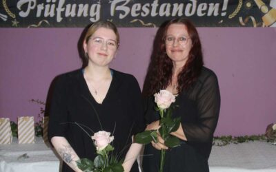 Mutter und Tochter schließen gemeinsam Pflegeausbildung ab