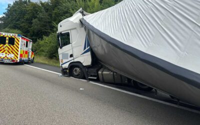 A 7: Sattelauflieger kippt nach Bremsmanöver