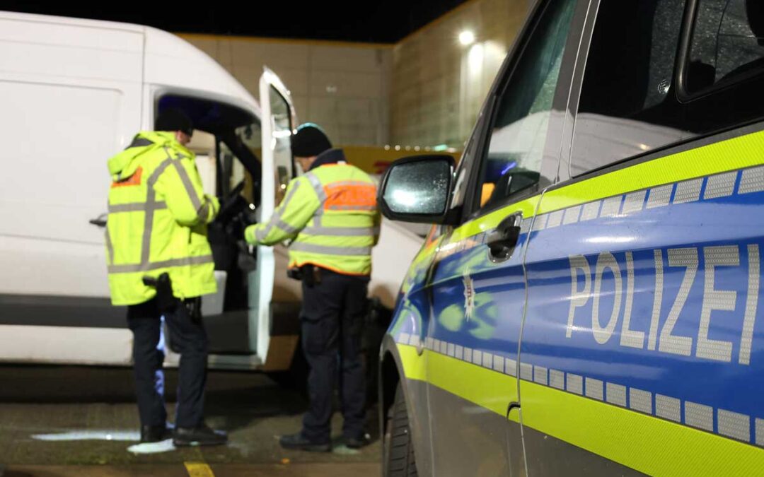 Polizei kontrolliert Kleintransporter – zahlreiche Verstöße festgestellt