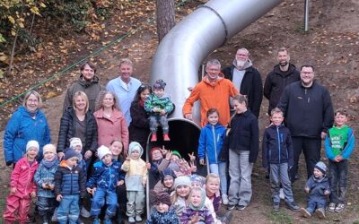 Neue Röhrenrutsche wertet Spielplatz Parkwäldchen in Treysa auf