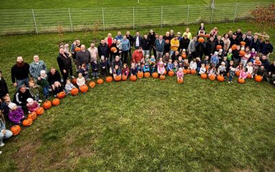 Kürbis-Schnitzspaß beim Vater-Kind-Nachmittag in der Kita Regenbogen