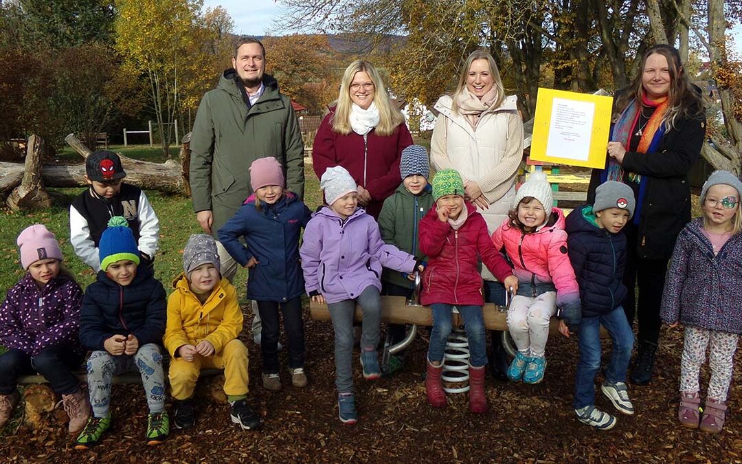 EAM spendet neue Wippe für die Kita in Jesberg