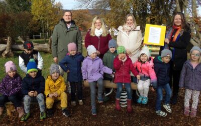 EAM spendet neue Wippe für die Kita in Jesberg