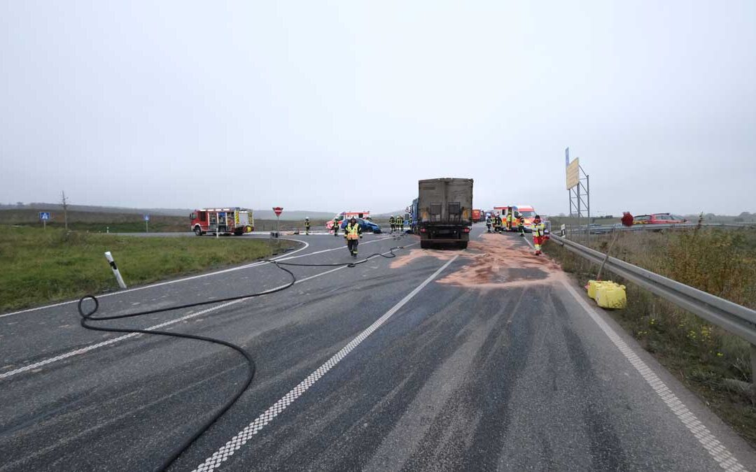Linksabbiegender Lkw-Fahrer übersieht Pkw