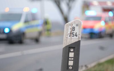 B 254: Feuerwehr rettet Autofahrer mit technischem Gerät