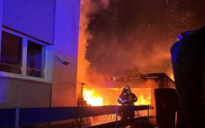 Garage brennt in voller Ausdehnung