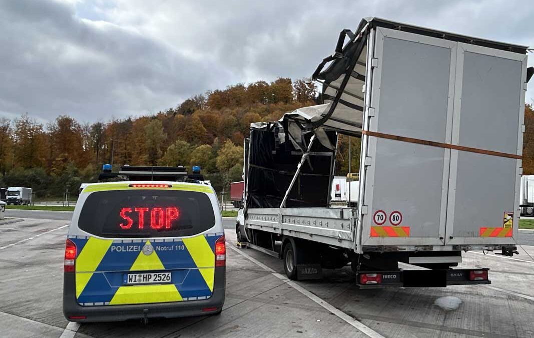 Polizei stoppt stark beschädigten Lkw auf Rastanlage Rimberg